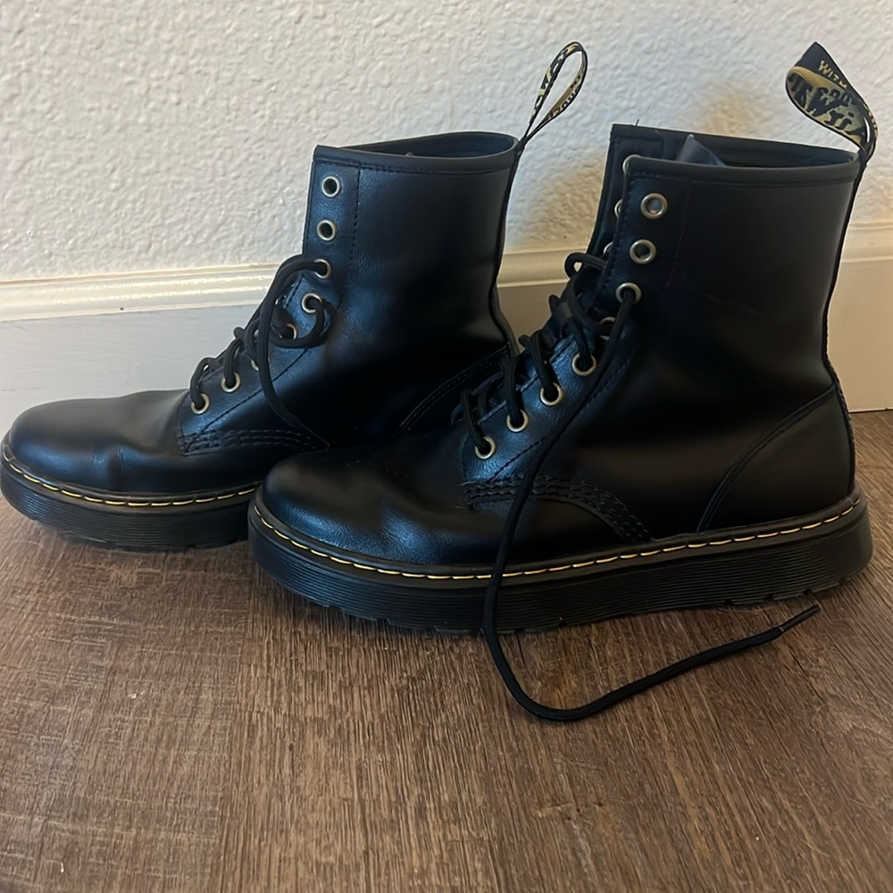 Like new Dr Martens lace up boots